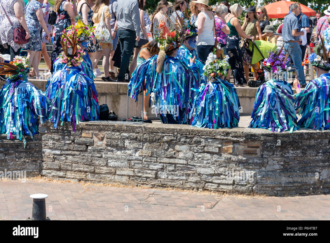 Stratford Upon Avon, Warwickshire, Angleterre 30 juin 2018 mummers traditionnel et Morris Dancers effectuer à la River Festival habillé de rubans bleus Banque D'Images