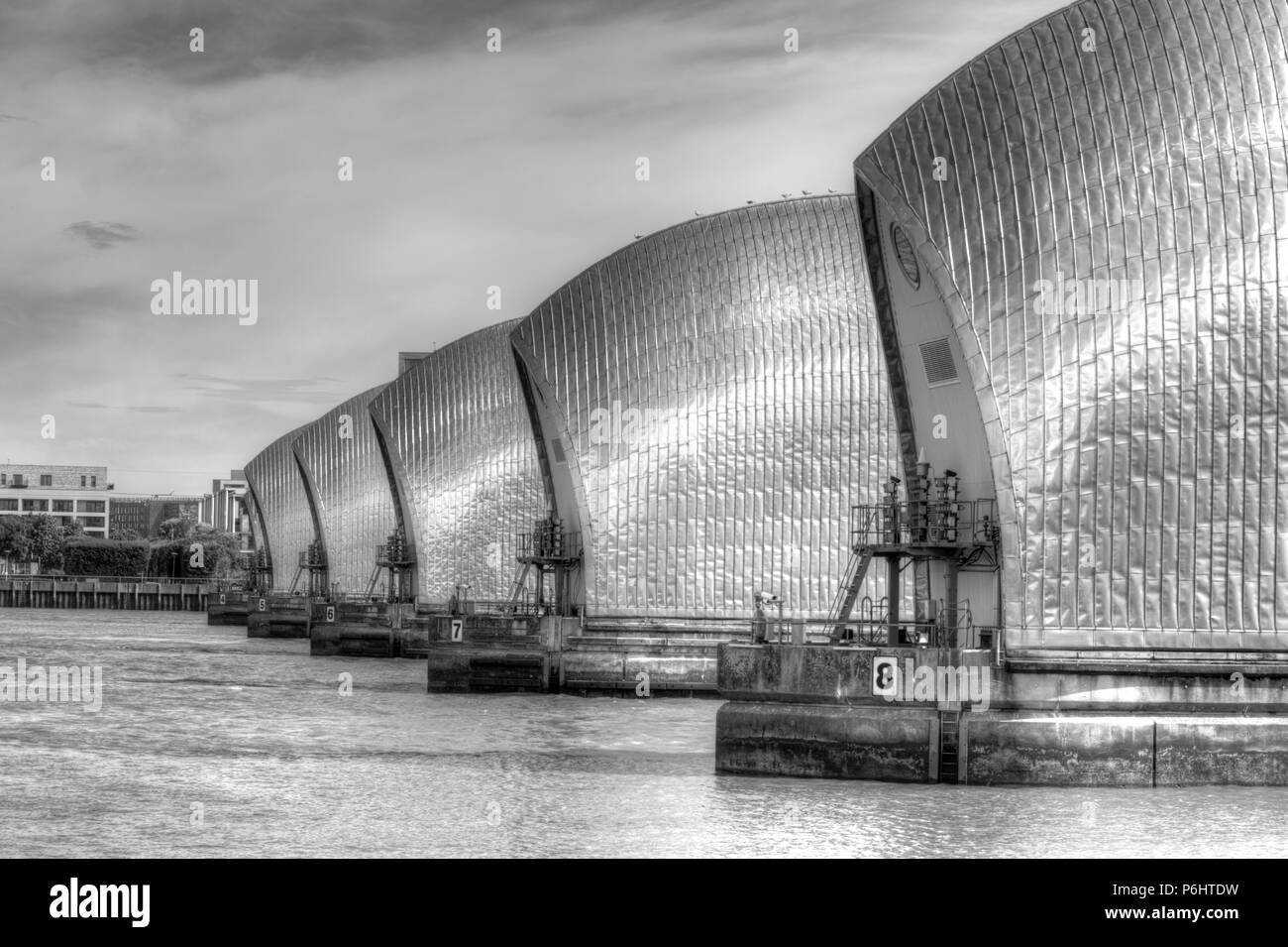 Londres, Royaume-Uni - 23 juin 2018 : Thames Barrier à Woolwich, Londres, Royaume-Uni vue de l'amont Banque D'Images