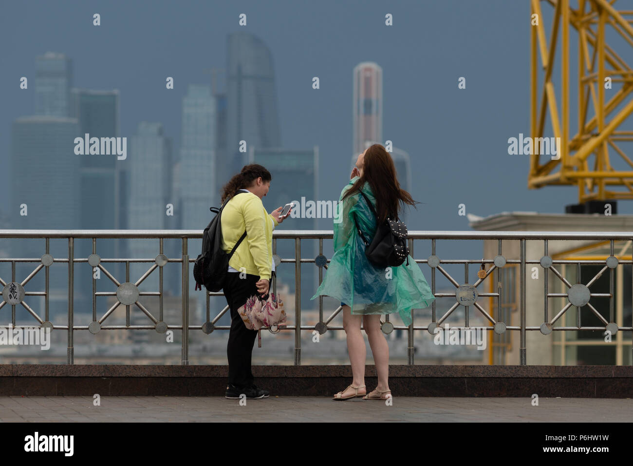 Météo russe, Moscou. Samedi, 30 juin, 2018. Méconnaissable, les jeunes filles non identifié sur la plate-forme d'observation après la pluie. Banque D'Images