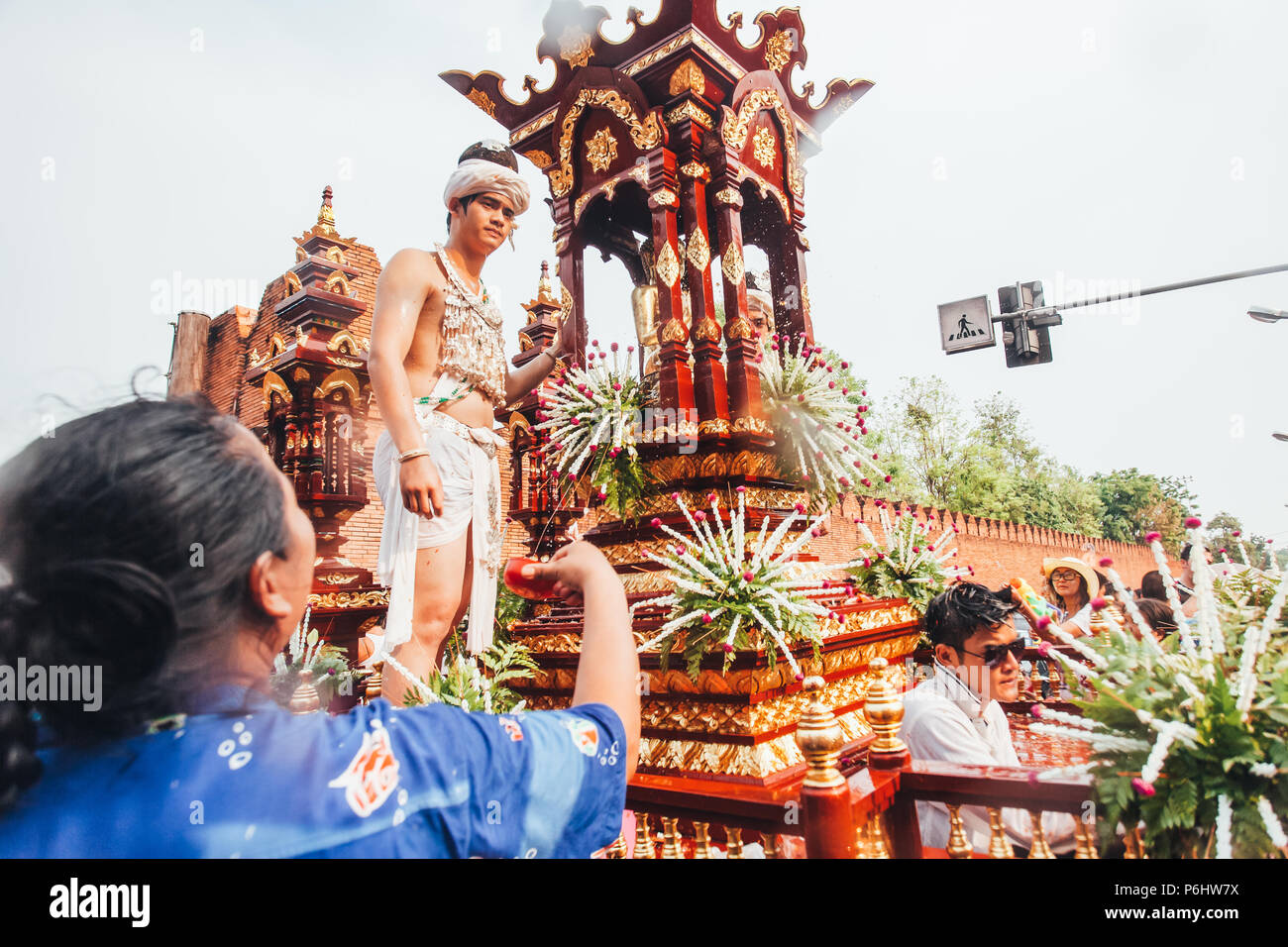 Les gens et les touristes rejoindre Songkran Festival de l'eau au milieu de Chiang Mai | APR 13, 2013 | CHEN EDI Banque D'Images