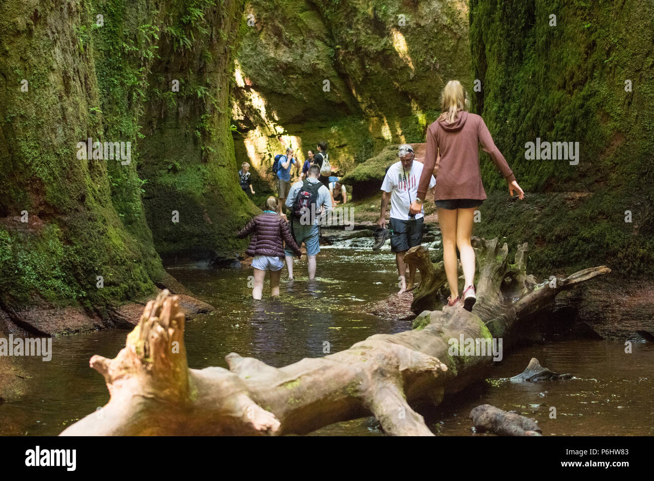 Les touristes à Finnich Glen, Stirlingshire, Scotland - un grain de beauté venant de plus en plus de pressions en raison d'être utilisé comme un lieu de tournage dans Outlander Banque D'Images