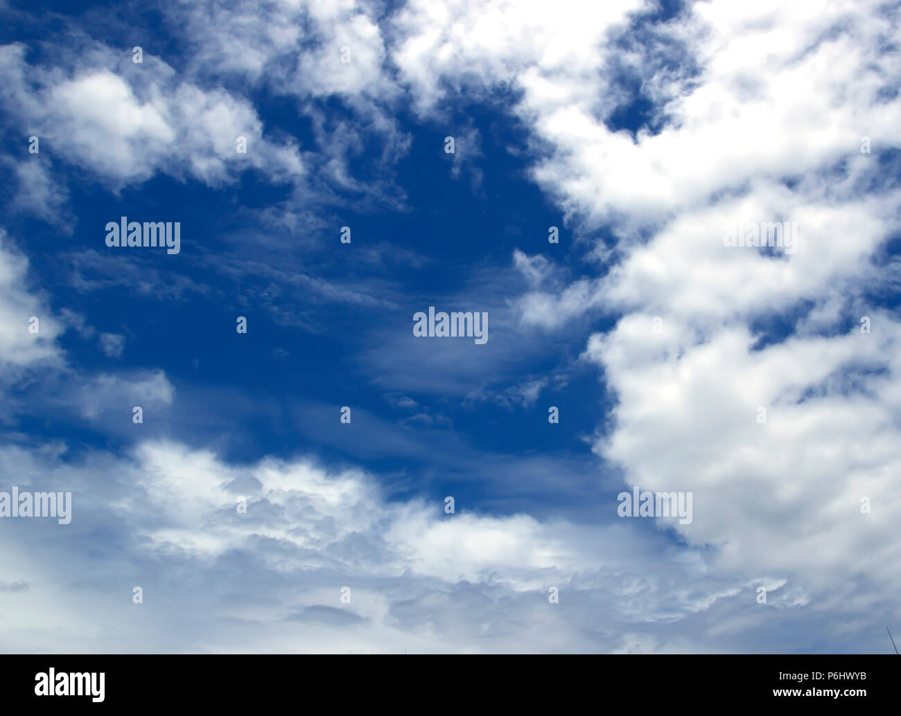 Ciel nuages blancs de texture de fond naturelle de l'air Banque D'Images