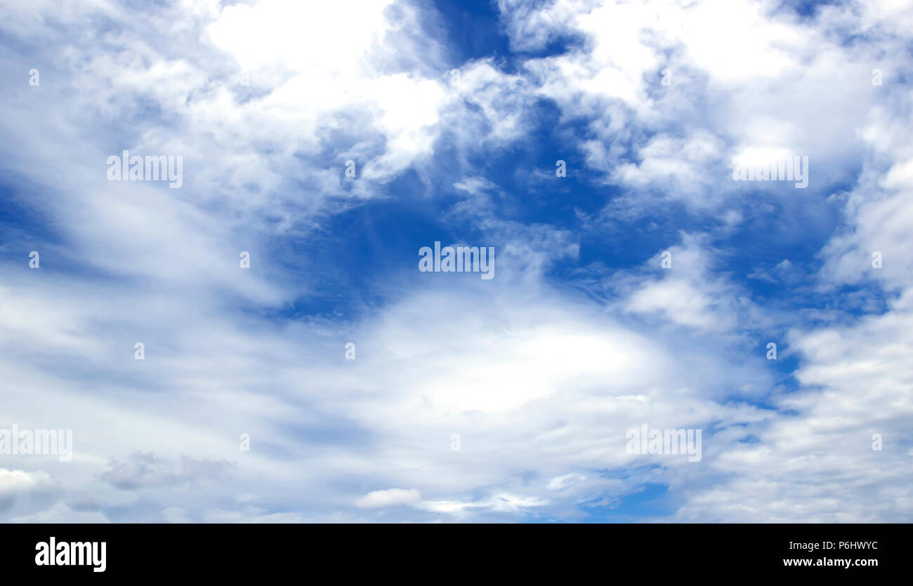 Ciel nuages blancs de texture de fond naturelle de l'air Banque D'Images