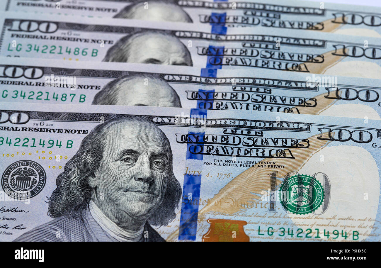 L'angle d'une vue partielle de l'United States One Hundred Dollar Bills. Le dollar des États-Unis est l'un des plus importants de devises. Banque D'Images