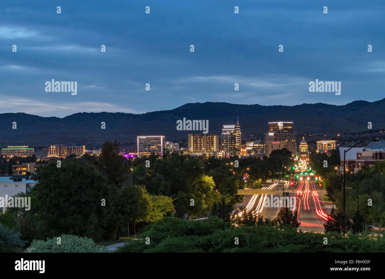 Boise, Idaho. Vue urbaine avec vue sur le centre-ville, la capitale de l'État, des gratte-ciel, le trafic le long de Capitol Boulevard, et des contreforts au crépuscule en été. Banque D'Images