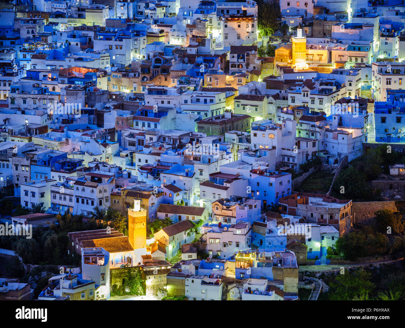 CHEFCHAOUEN, MAROC - CIRCA AVRIL 2017 : Blue Hour à Chefchaouen vu depuis une colline. C'est une destination touristique populaire au Maroc Banque D'Images