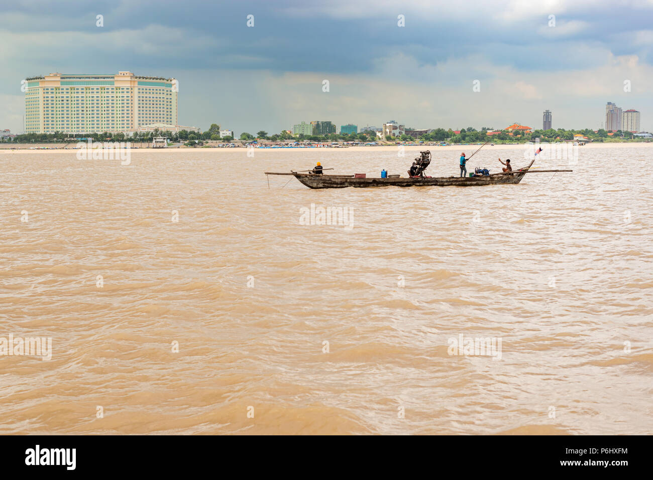 Phnom Penh, Cambodge - 13 novembre 2017 : les gens sur le bateau de pêche et les toits de Phnom Penh comme vu sur le Mékong, au Cambodge. Banque D'Images