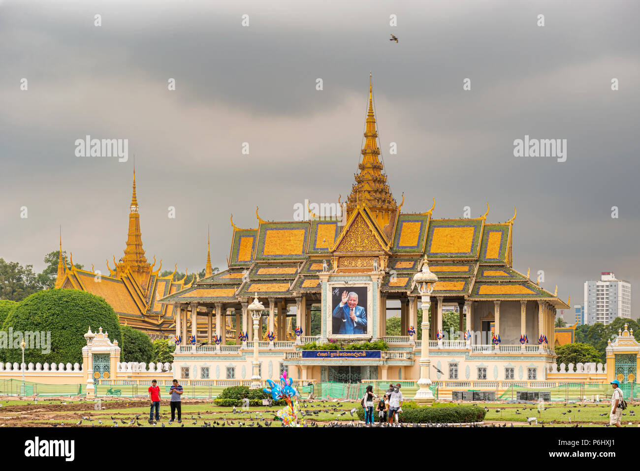 Phnom Penh, Cambodge - 14 novembre 2017 : les gens à pied par le Preah Thineang Chan Chhaya ou moonlight pavilion, une partie du palais royal, complexe Ph Banque D'Images