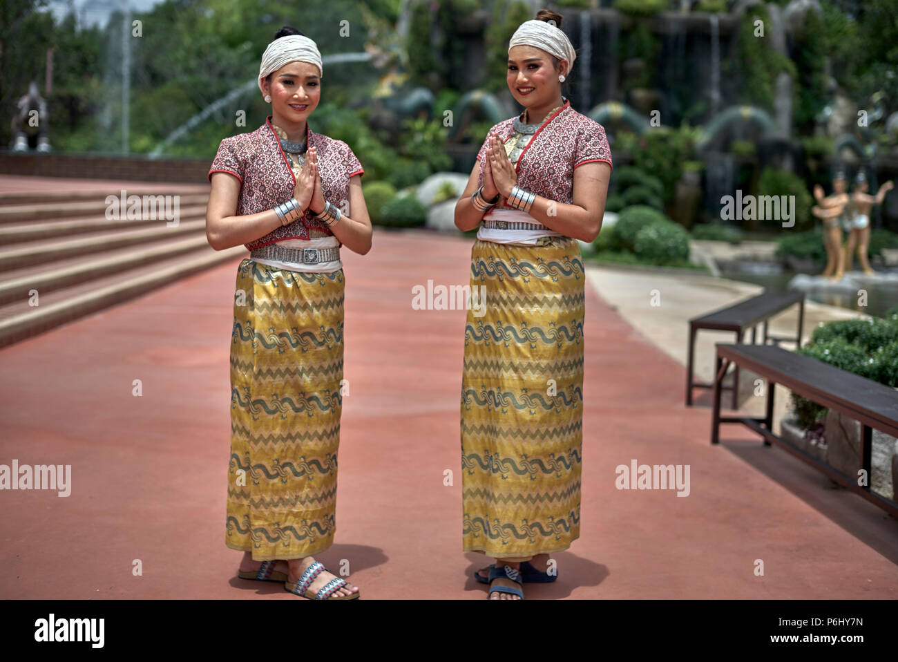 Thaïlande femmes robe traditionnelle et montrant le respect et l'accueil avec le wai thaïlandais coutumier Banque D'Images