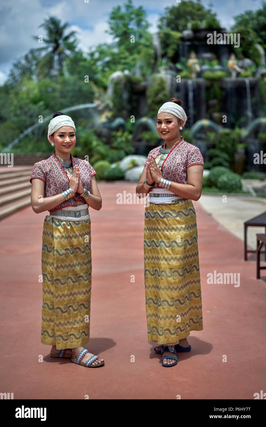 Thaïlande femmes robe traditionnelle et montrant le respect et l'accueil avec le wai thaïlandais coutumier Banque D'Images
