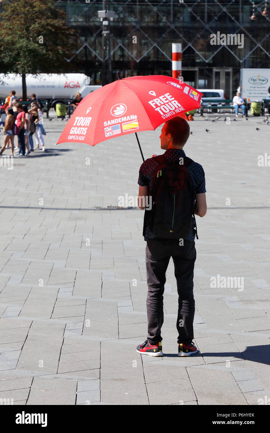 Copenhague, Danemark - 27 juin 2018 : l'un des guides touristiques gratuits Sandemans sous son parapluie rouge à la place de l'hôtel de ville au centre-ville de Copenhague. Banque D'Images