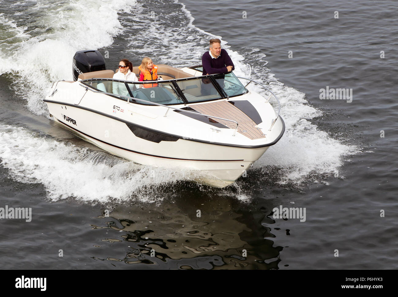 Stockholm, Suède - le 25 septembre 2016 : trois personnes dans un bateau de plaisance avec un moteur hors-bord. Banque D'Images