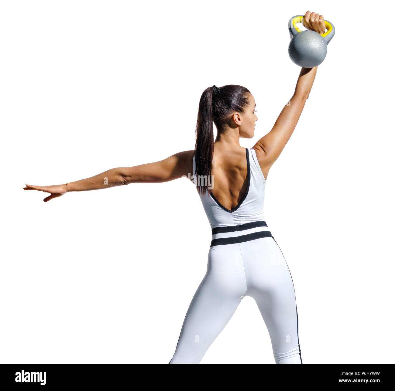 Forte femme formation avec kettlebell. La photo d'une femme en blanc sportswear isolé sur fond blanc. La force et la motivation. Vue arrière Banque D'Images