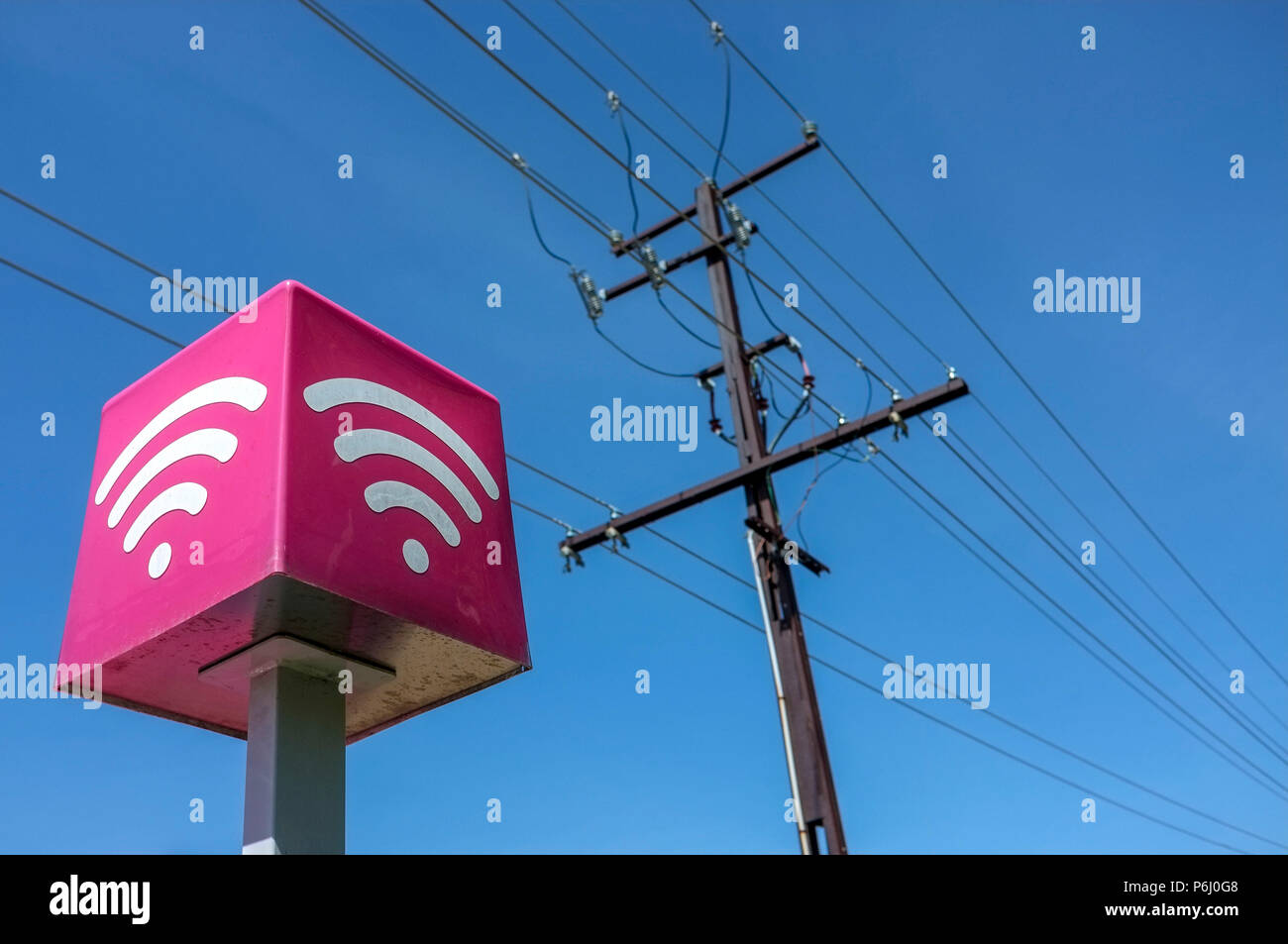 Les lignes de téléphone et une connexion Wi-Fi gratuite signe, contre un ciel bleu. Banque D'Images