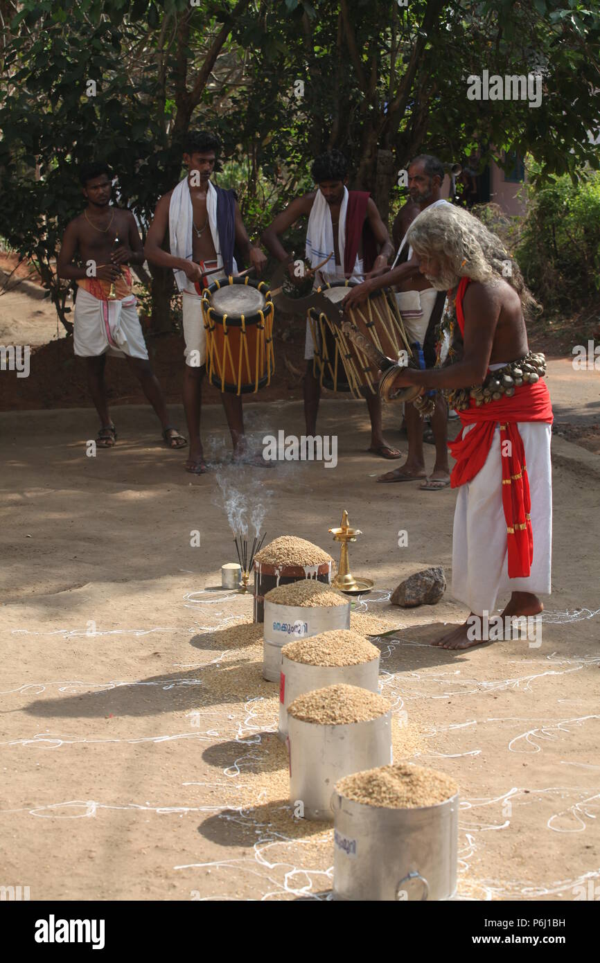 Para eduppu est une coutume populaire au kerala temples bhagavathi.velichappad ou Oracle et son équipe maisons visites de bénir les fidèles Banque D'Images