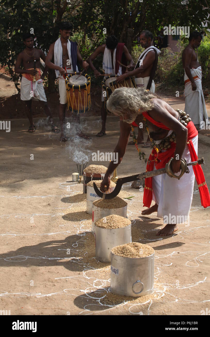 Para eduppu est une coutume populaire au kerala temples bhagavathi.velichappad ou Oracle et son équipe maisons visites de bénir les fidèles Banque D'Images