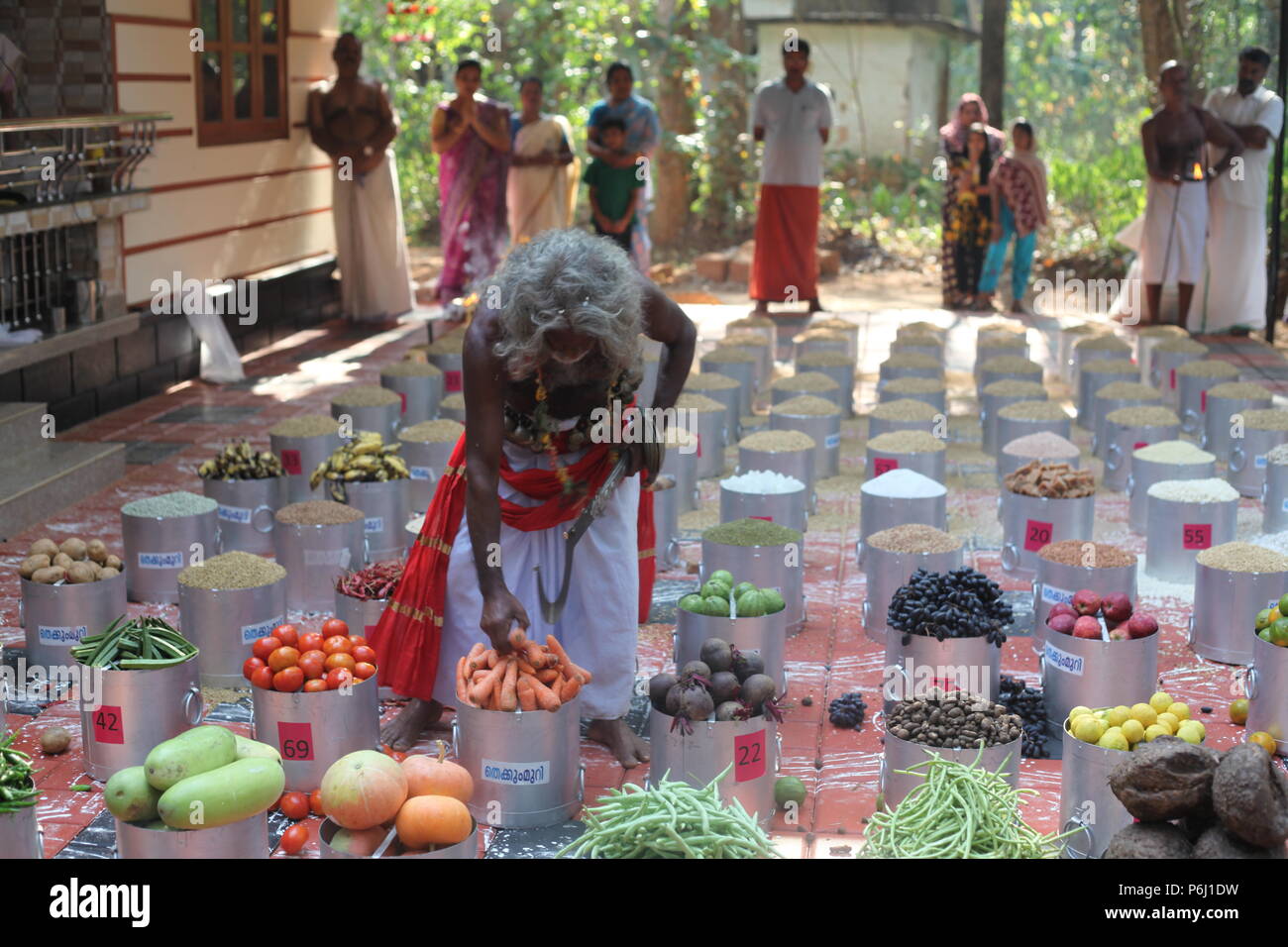 Para eduppu est une coutume populaire au kerala temples bhagavathi.velichappad ou Oracle et son équipe maisons visites de bénir les fidèles Banque D'Images