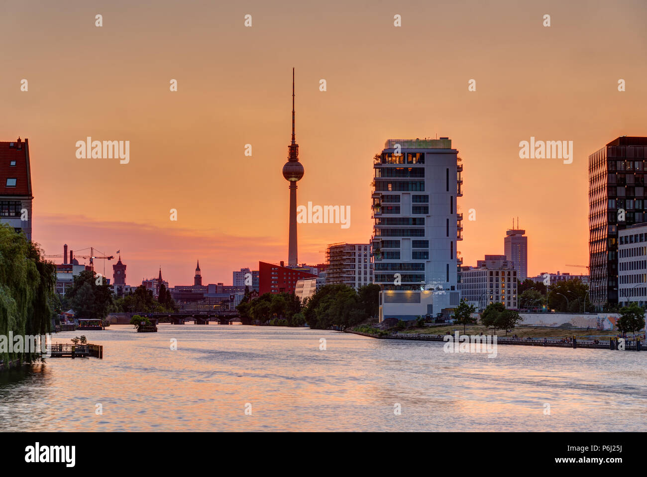 Beau ciel orange au coucher du soleil au-dessus de Berlin avec la célèbre Tour de Télévision Banque D'Images