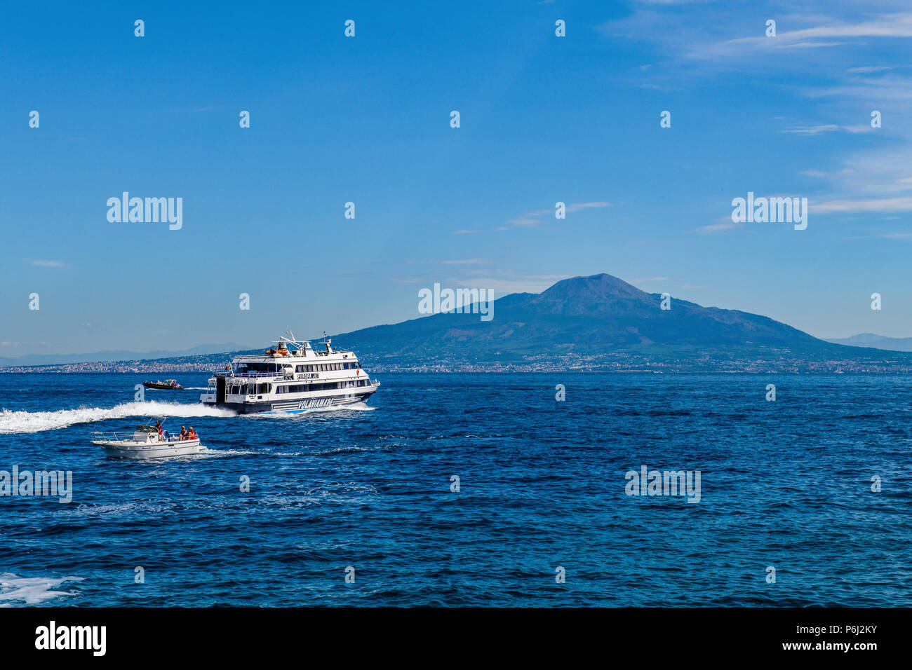 L'île de Capri bateaux avec le Vésuve en arrière-plan l'Italie Banque D'Images