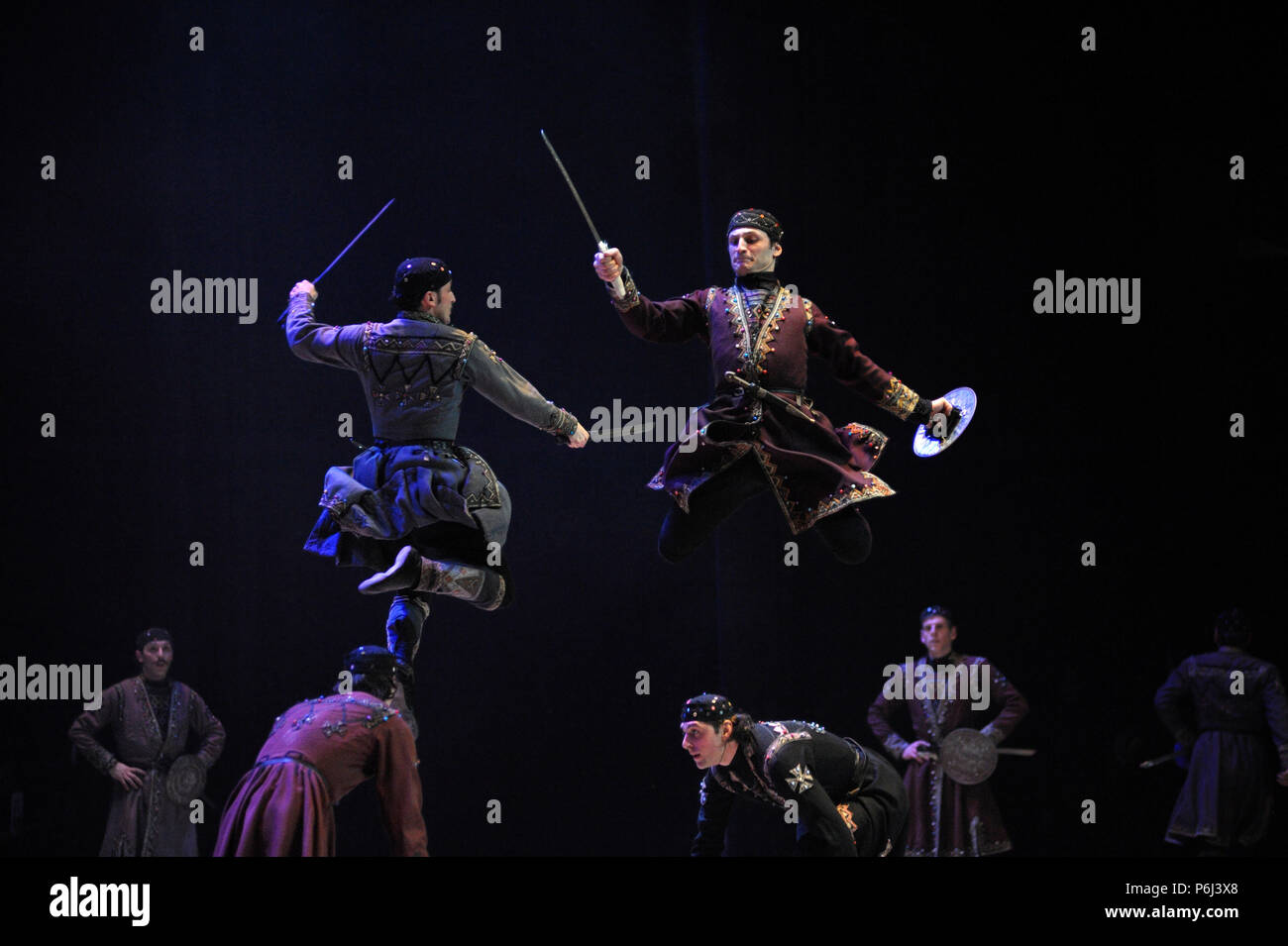 Les danseurs de danse géorgienne natif avec sabres. Sukhishvili, le Ballet national de Géorgie. Mars 10,2018. Kiev, Ukraine. Banque D'Images