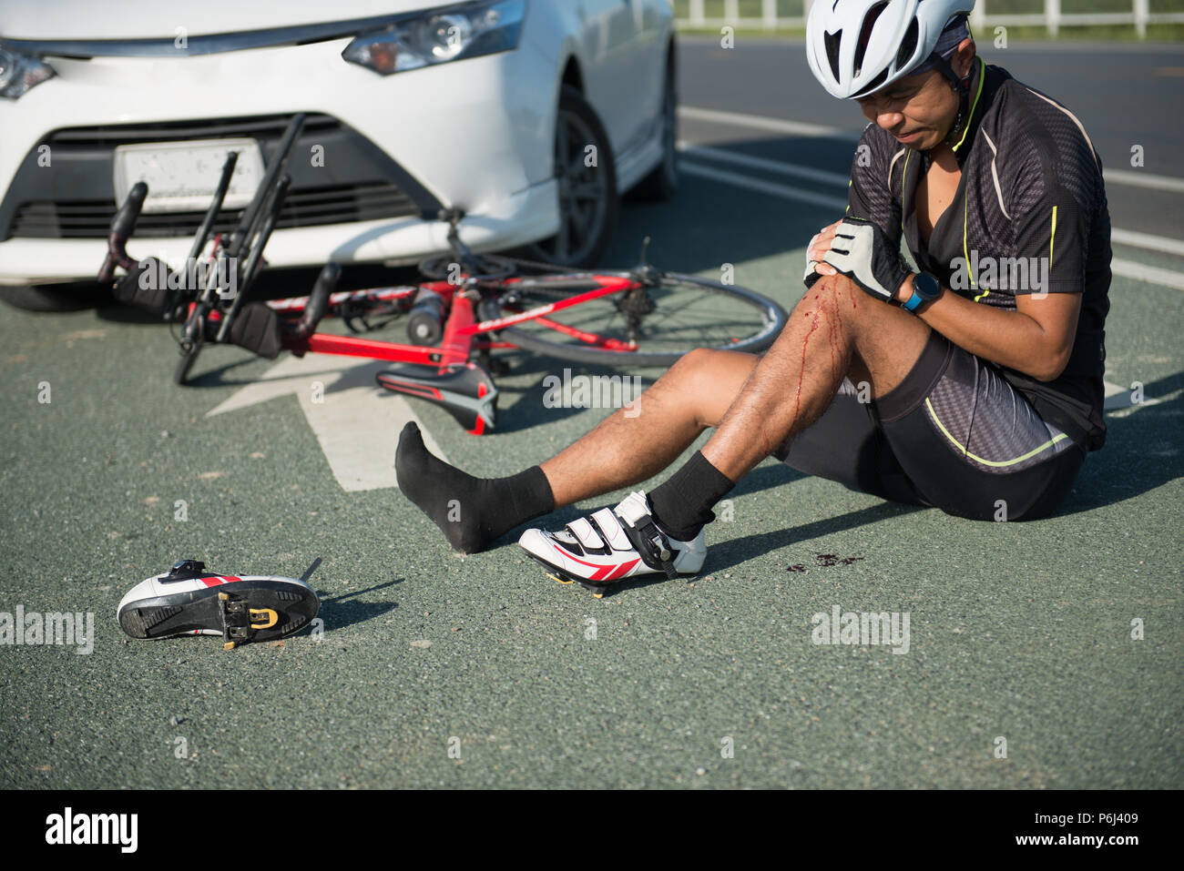 Cycliste Asie blessé sur le street bike après accident collision voiture et moto. Banque D'Images