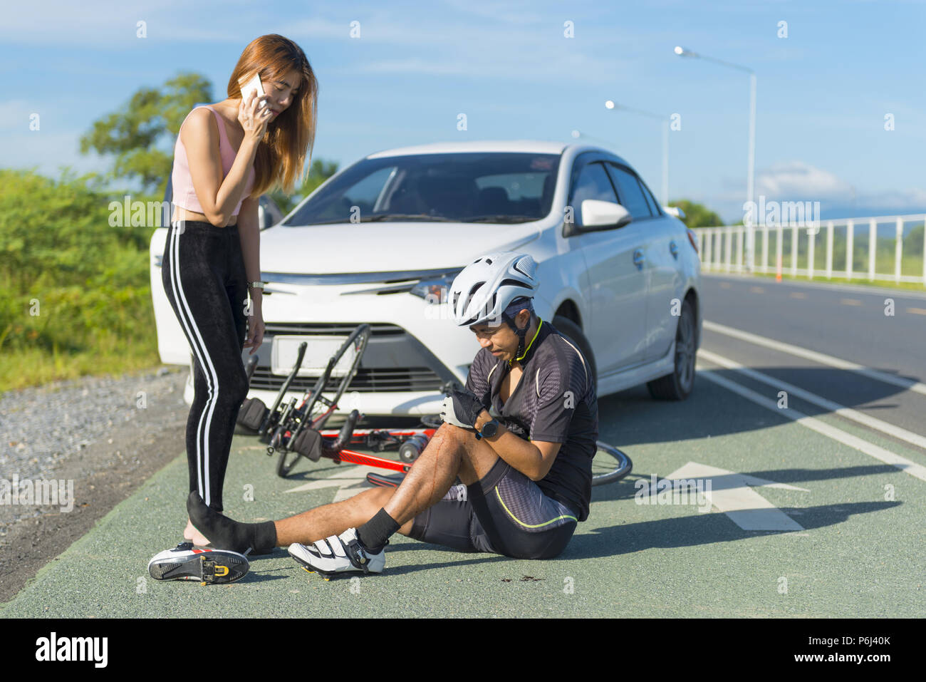 Cycliste homme inconscient allongé sur route après accident de la route Banque D'Images