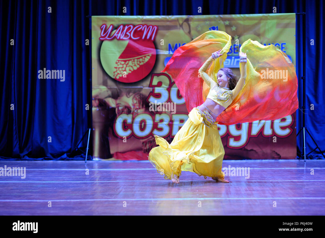 Danseur dans un natif robes de danse orientale sur scène. Miss Belly Dance Festival 2017. Le 7 mars 2017. Kiev, Ukraine Banque D'Images