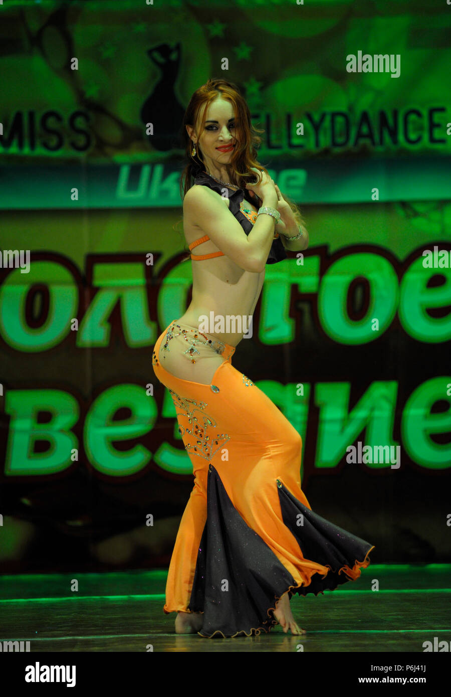 Danseur dans un natif robes de danse orientale sur scène. Miss Belly Dance Festival 2017. Le 7 mars 2017. Kiev, Ukraine Banque D'Images