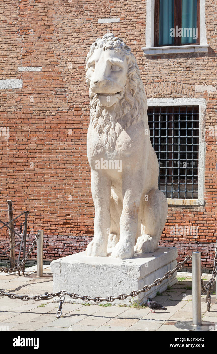La Statue de Lion du Pirée à Porta di terra, Arsenal, Venise, Vénétie, Italie, butin de guerre de Morosini prises d'Athènes en 1687. Il a gravé les runes chara Banque D'Images