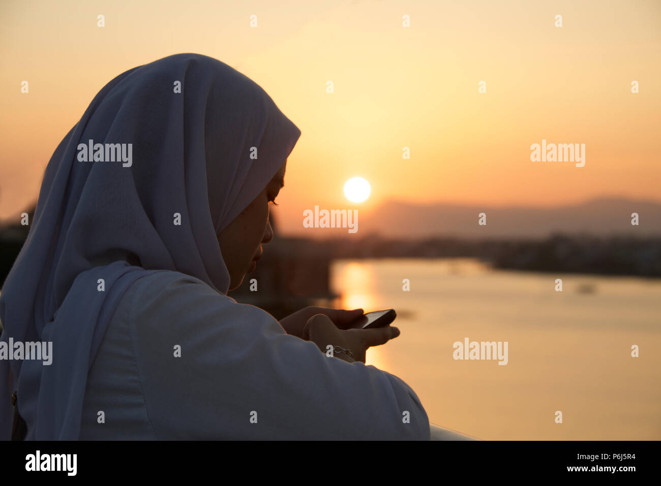 Femme musulmane Malaisie Sarawak Kuching au coucher du soleil Banque D'Images