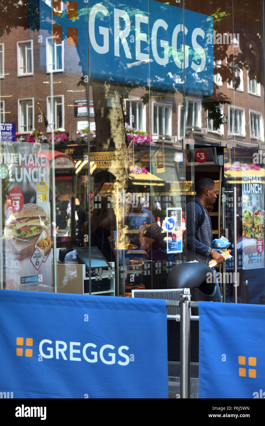 Un client entre dans la boutique de plats à emporter, le fabricant de sandwich et de boulangerie Greggs, sur Tottenham Court Road dans le centre de Londres. Banque D'Images