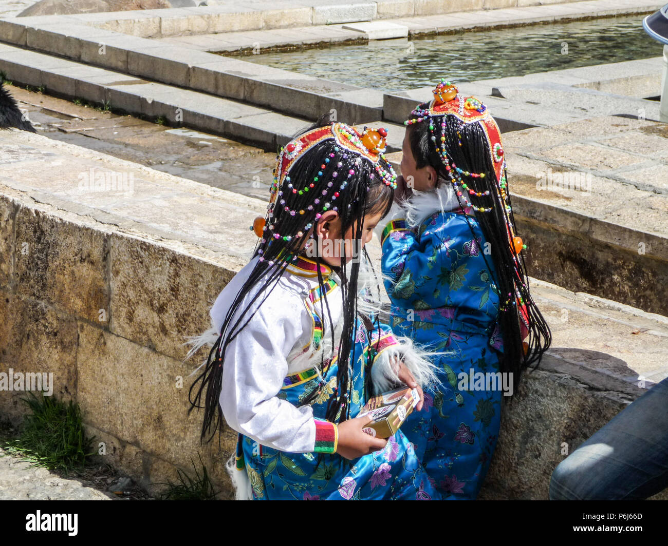 Deux jeunes filles de la minorité Naxi dans la vieille ville, le Shangri-La Zhongdian Chine, portant des vêtements traditionnels Banque D'Images