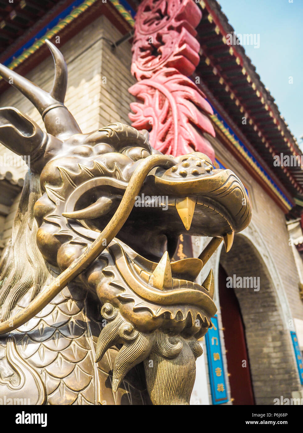 Statue en bronze d'un légendaire dragon avec bois et les moustaches à l'entrée du temple de la Reine du Ciel, Tianjin, Chine Banque D'Images
