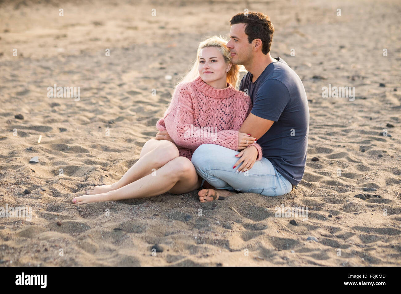 Beau Couple En Relation Assis Sur La Plage En Vacances Douceur Avec Portrait Jeune Homme Et Femme Blonde Et La Peau Blanche Profitez De L Amour Photo Stock Alamy