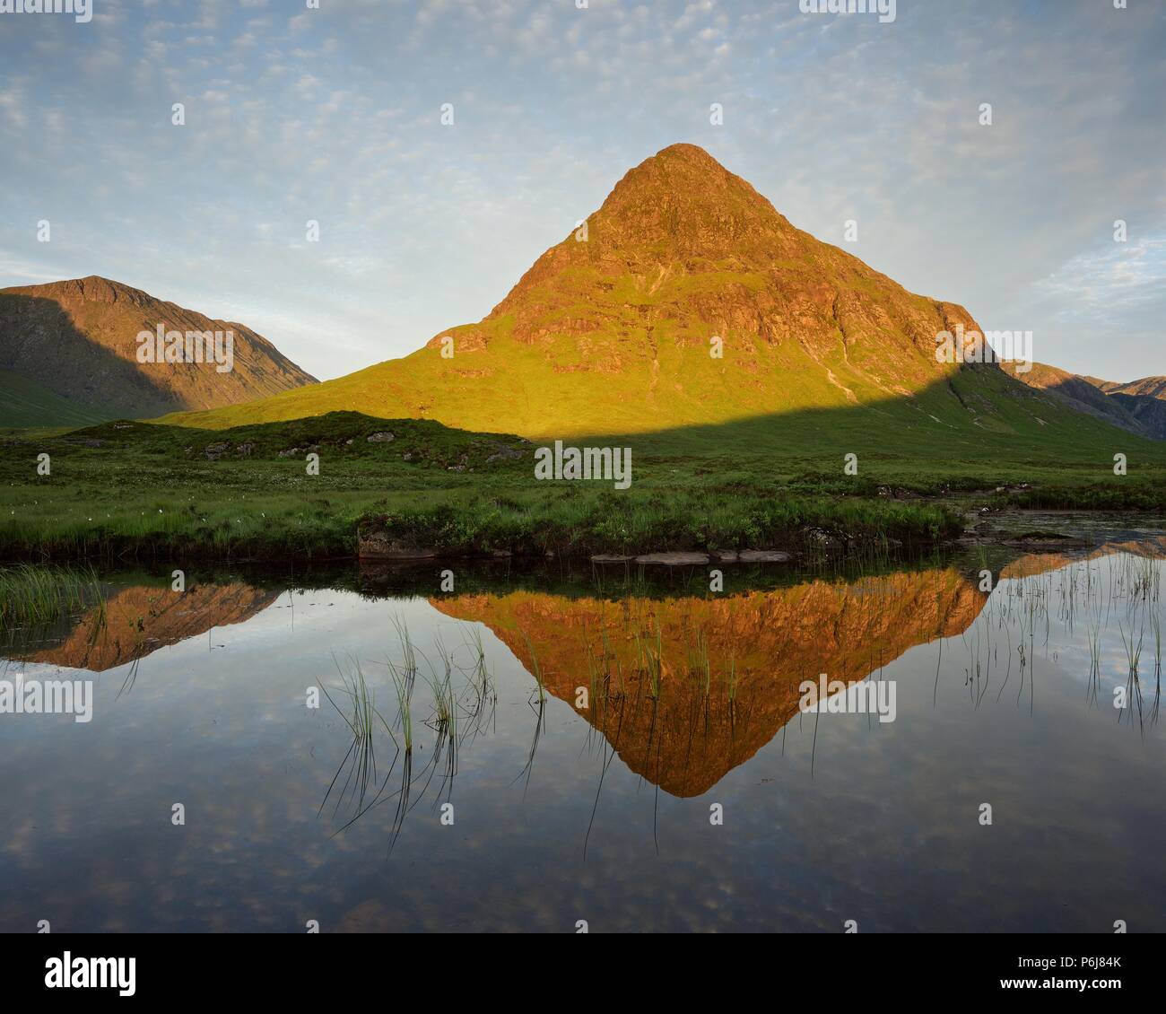 Matin réflexions à Lochan Na Fola. La photo ressemble à la crête de Buachaille Etive Beag à Glencoe Banque D'Images