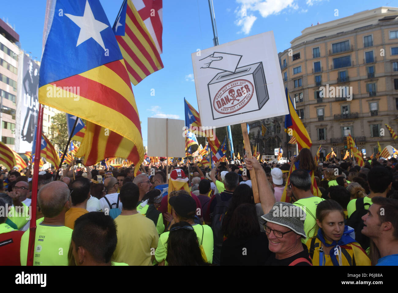 11 septembre, 2017 - Barcelone, Espagne : Des centaines de milliers de Catalans se réunissent à Barcelone pour la Catalogne, la fête nationale, connue sous le nom de 'Diada', comme ils l'appel à l'indépendance moins de trois semaines avant la région est attribuable à un vote sur l'opportunité de rompre avec l'Espagne. Indépendantistes ont défilé dans une ambiance de fête avec des bannières appelant le gouvernement espagnol à l'égard de leurs "démocratique" après la tension montait avec Madrid sur la légalité de la sécession de ce vote. Manifestation de masse lors de la diada 2017, quelques semaines avant le référendum controverse sur l'independance de la Banque D'Images