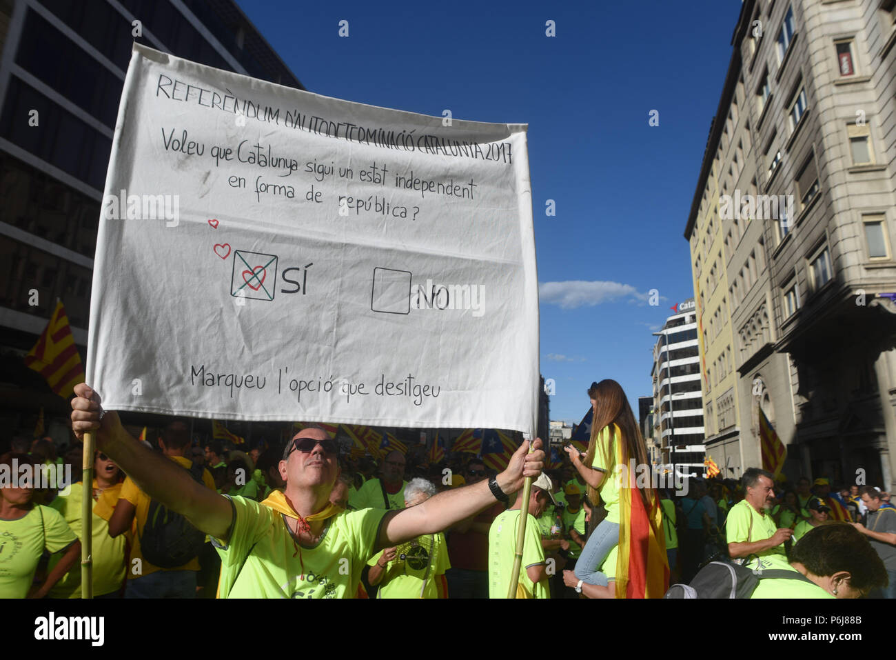 11 septembre, 2017 - Barcelone, Espagne : Des centaines de milliers de Catalans se réunissent à Barcelone pour la Catalogne, la fête nationale, connue sous le nom de 'Diada', comme ils l'appel à l'indépendance moins de trois semaines avant la région est attribuable à un vote sur l'opportunité de rompre avec l'Espagne. Indépendantistes ont défilé dans une ambiance de fête avec des bannières appelant le gouvernement espagnol à l'égard de leurs "démocratique" après la tension montait avec Madrid sur la légalité de la sécession de ce vote. Manifestation de masse lors de la diada 2017, quelques semaines avant le référendum controverse sur l'independance de la Banque D'Images