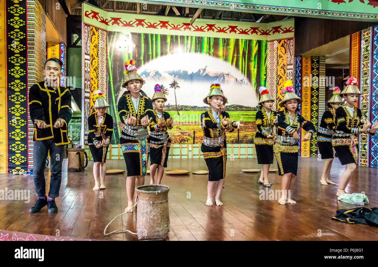 Les jeunes gens en costume traditionnel au bâtiment KDCA à Kota Kinabalu Sabah Malaisie Bornéo prenant part à la Fête des moissons 2017 événements. Banque D'Images