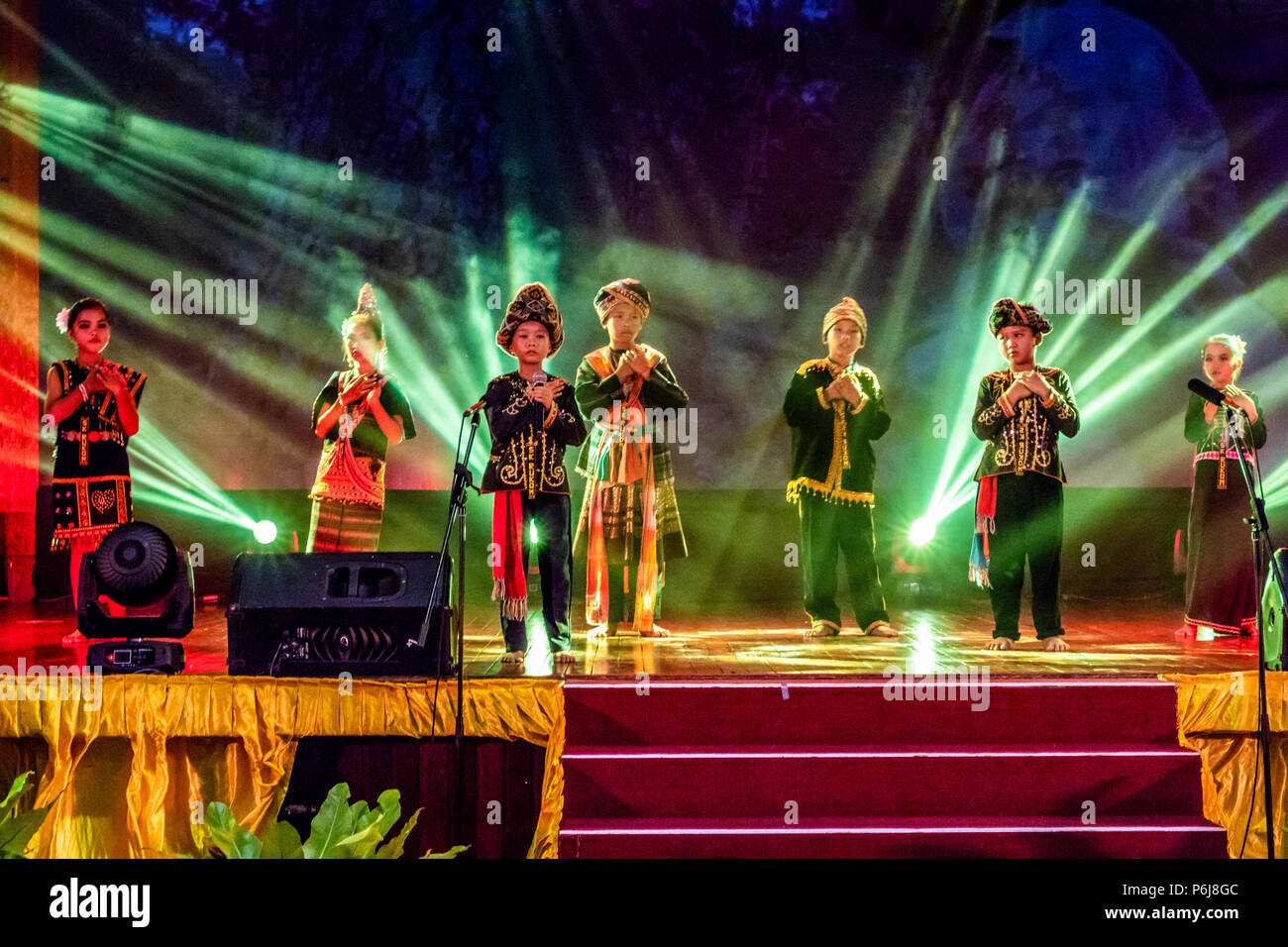 Les jeunes gens en costume traditionnel au bâtiment KDCA à Kota Kinabalu Sabah Malaisie Bornéo prenant part à la Fête des moissons 2017 événements. Banque D'Images