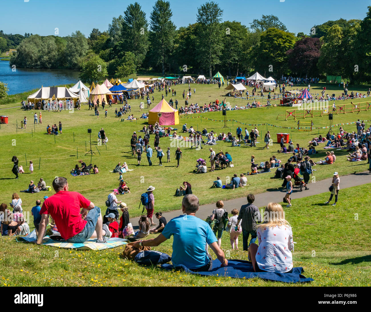 Joutes et Foire Médiévale au Palais de Linlithgow, Linlithgow, Ecosse, Royaume-Uni, le 30 juin 2018. Environnement historique Ecosse entamaient leur programme d'animations d'été, avec une fabuleuse exposition de joutes médiévales dans le domaine de l'historique château. Le family fun day inclus un camp d'histoire vivante et jeux médiévaux. Historique La Société sautoir effectuer et présenter un village médiéval. Le palais est occupé par la masse de Peel Personnes Banque D'Images