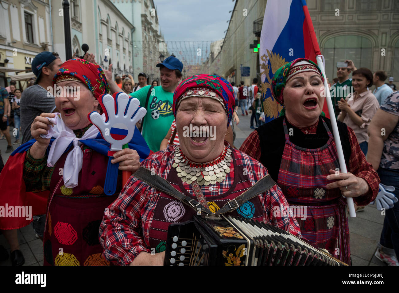 Moscou, Russie. 30 Juin, 2018. Babouchkas russes pour encourager l'équipe de football russe sur la rue Nikolskaïa dans le centre de Moscou lors de la Coupe du Monde de la FIFA 2018 en Russie Crédit : Nikolay Vinokourov/Alamy Live News Banque D'Images