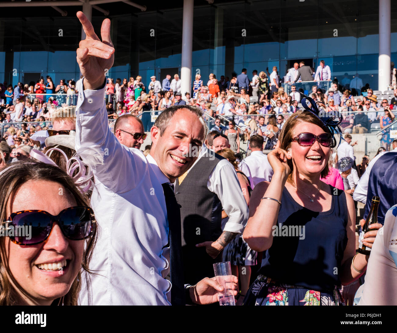 Trois racegoers danser et sourire pendant Paloma Faith's performance à l''hippodrome de York, York, Angleterre, le 30 juin 2018 Banque D'Images