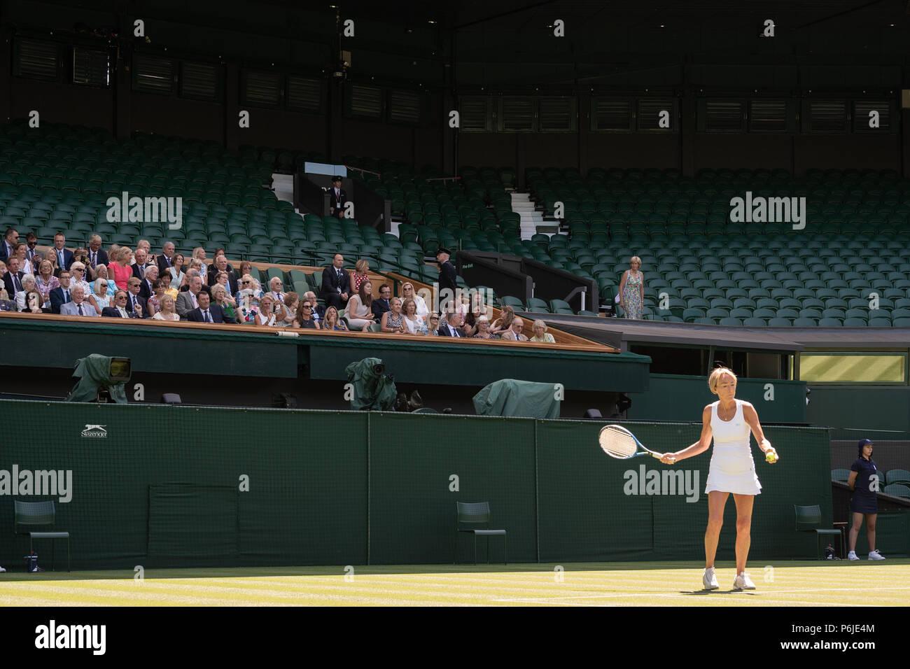 Londres, Royaume-Uni. 30 juin 2018. Les Championnats de tennis de Wimbledon 2018 tenue à l'All England Lawn Tennis et croquet Club, Londres, Angleterre, Royaume-Uni. Samedi pratique - Vue générale - GV. Dans un Centre Court, autrement vide Membres PROFILS Têtes de rassembler dans la loge royale pour regarder un match de double. C'est de répéter les procédures de Royal et tassez-la Cour. Credit : Duncan Grove/Alamy Live News Banque D'Images