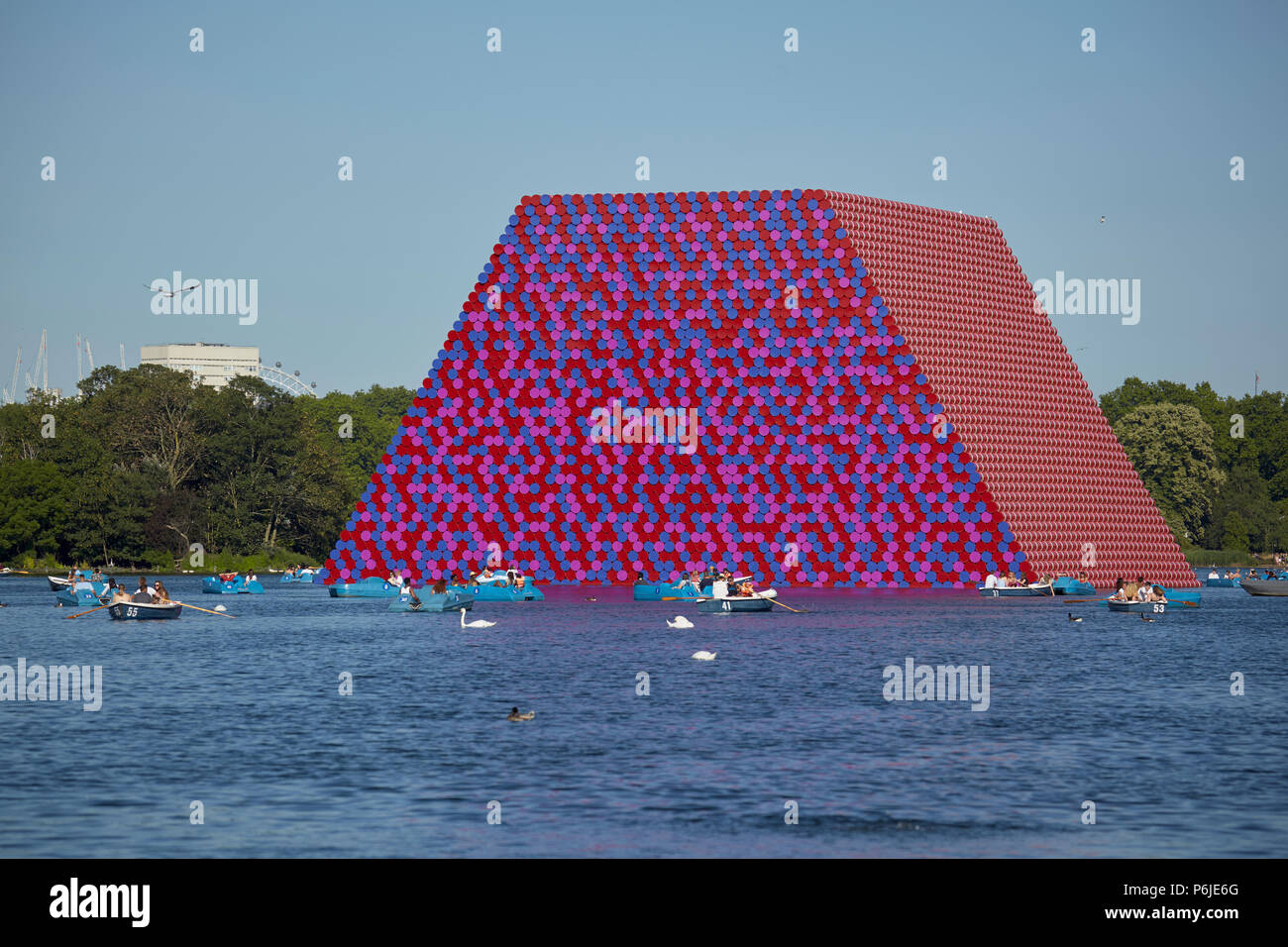 Le lac Serpentine, Londres, Royaume-Uni. Jun 30, 2018. Les personnes bénéficiant de l'été à la Serpentine dans Hyde Park de Londres. La sculpture flottante par Christo et Jeanne-Claude appelé le mastaba de Londres en arrière-plan. Crédit : David Bleeker Photography.com/Alamy Live News Banque D'Images