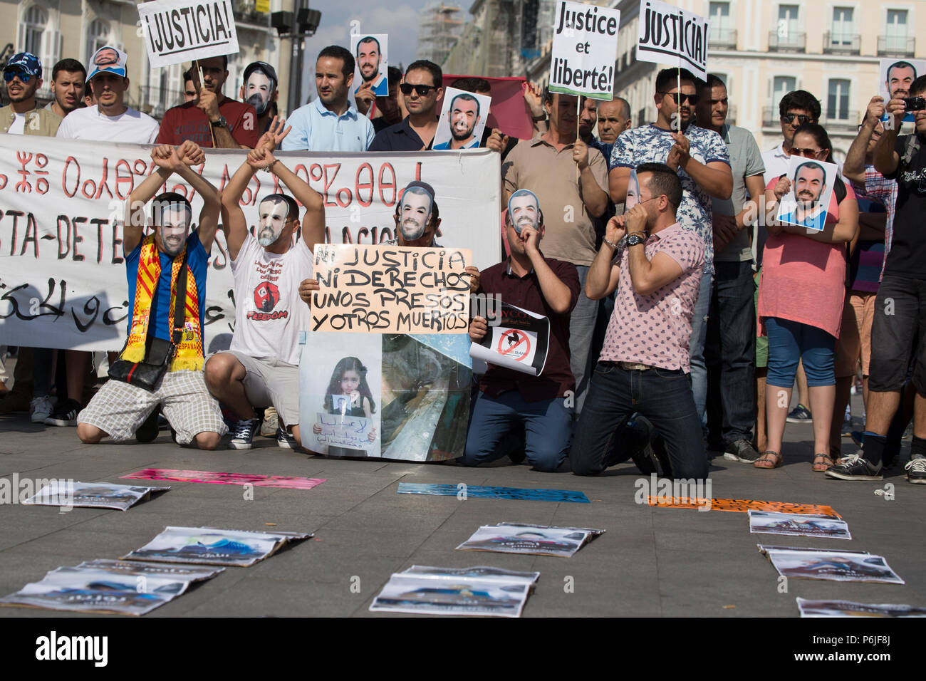 Les manifestants avec des menottes et masques sont vus au cours de la protestation. Protestation contre une peine de 20 ans de prison pour les dirigeants rifan au Maroc. L'Rifans ont lutté contre le colonialisme français et espagnol, et quand vint l'indépendance, la monarchie alaouite a exclu les Rifans de l'administration, la santé, l'éducation et le travail. C'est pourquoi, en 2016, le mouvement populaire a commencé rifan protestations dans la région du Rif. Banque D'Images