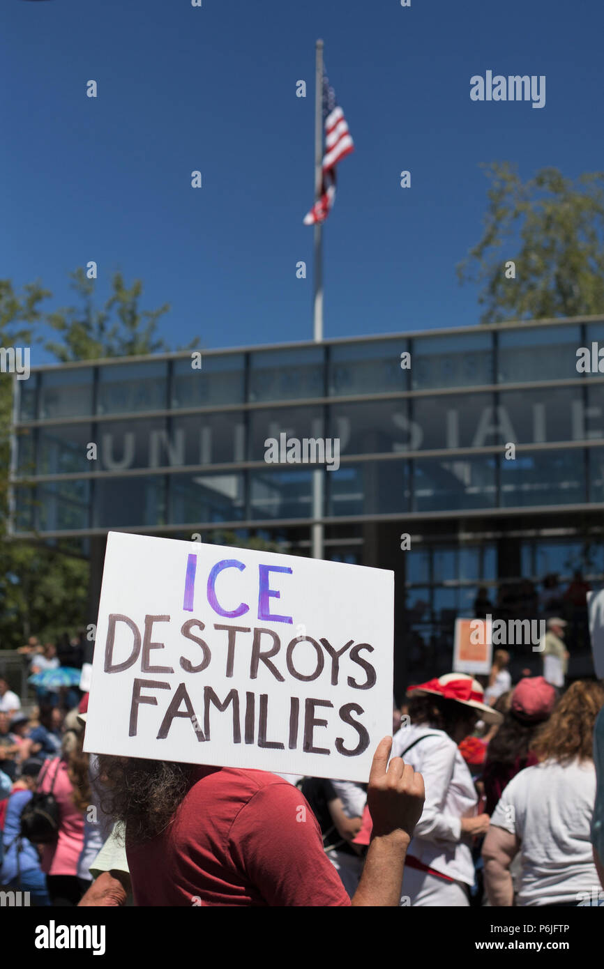 Eugene, Oregon, USA. 30 Juin, 2018. Rallye citoyen pour protester contre la séparation des enfants d'immigrés de leurs parents lorsque le passage de la frontière vers les États-Unis. Auteur : Gina Kelly/Alamy Live News Banque D'Images