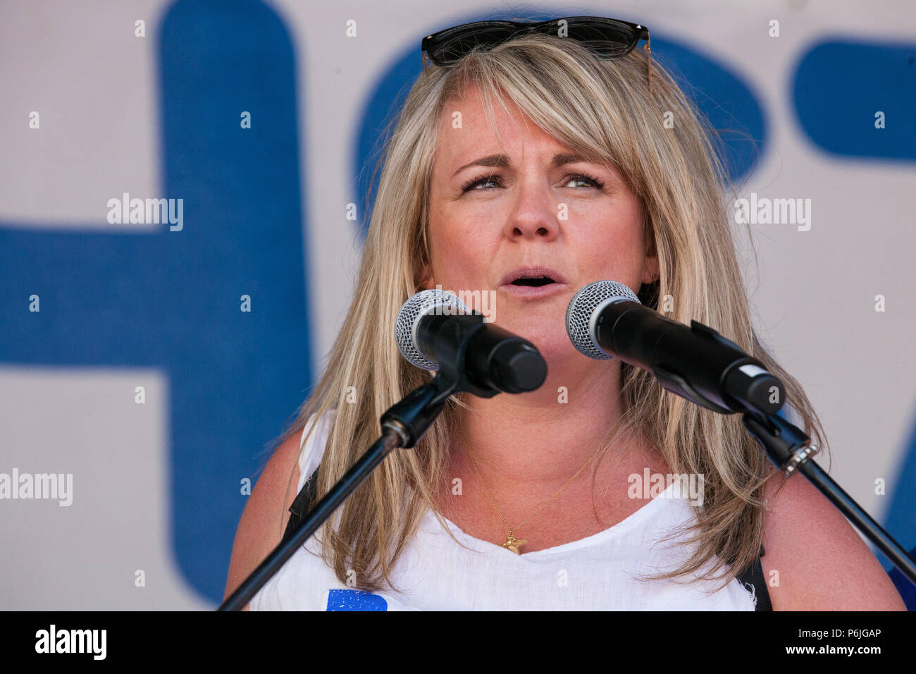 Londres, Royaume-Uni. 30 juin 2018. Ex-actrice Coronation Street Sally Lindsay porte sur des milliers de personnes, dont beaucoup d'infirmières, de médecins et d'agents de santé, la participation à une manifestation et une marche pour marquer le 70e anniversaire de la National Health Service (NHS) et pour exiger la fin de coupures à et la privatisation des services publics. L'événement était organisé par l'Assemblée du peuple contre l'austérité, campagnes de santé ensemble, le TUC et onze autres syndicats de la santé. Credit : Mark Kerrison/Alamy Live News Banque D'Images