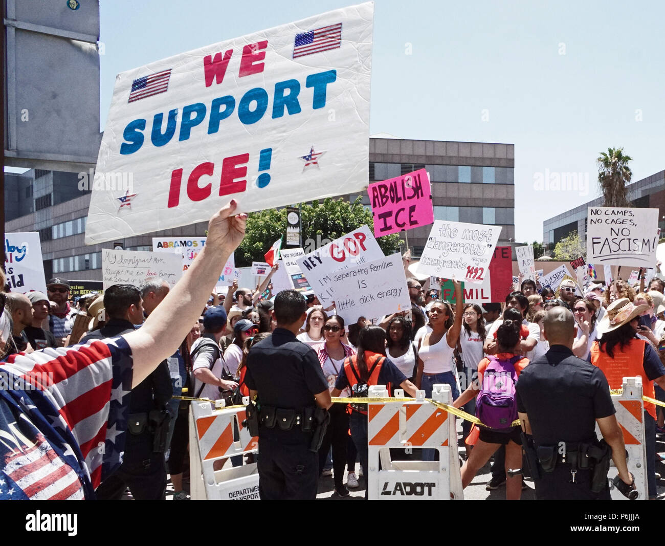 Les familles vont ensemble:la liberté pour les immigrés à Los Angeles, Californie 2018 Pro-Trump les manifestants Banque D'Images