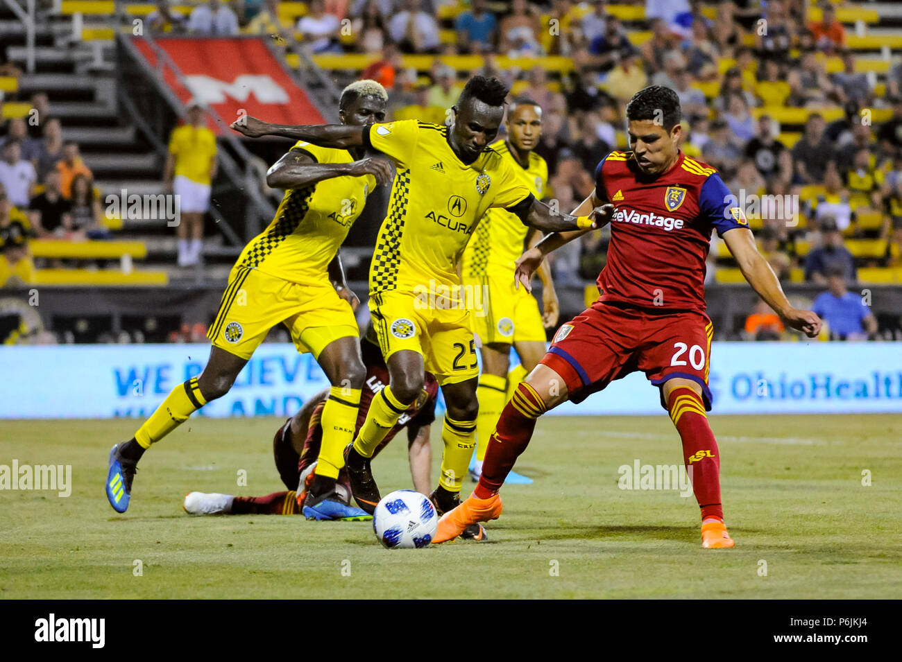Samedi, 30 juin 2018 : Columbus Crew SC defender Harrison Afful (25) tente de taquet le ballon loin de Columbus Crew milieu SC Eduardo Sosa (20) dans la deuxième partie du match entre Real Salt Lake et Columbus Crew Stadium, MAPFRE à SC à Columbus OH. Crédit Photo obligatoire : Dorn Byg/Cal Sport Media. Columbus Crew SC 2 - Real Salt Lake 1 Banque D'Images