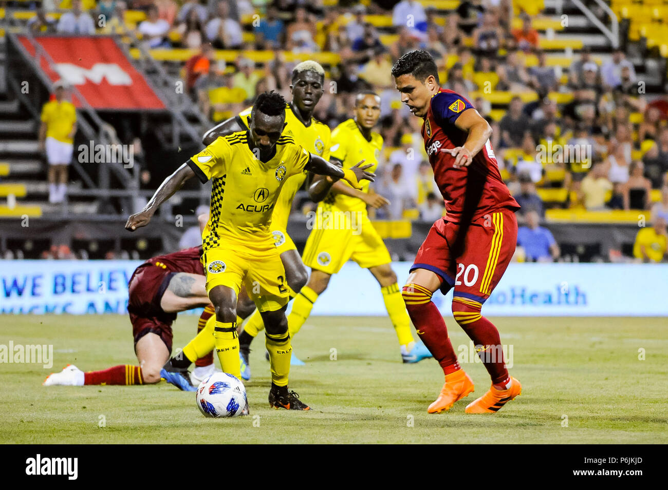 Samedi, 30 juin 2018 : Columbus Crew SC defender Harrison Afful (25) tente de taquet le ballon loin de Columbus Crew milieu SC Eduardo Sosa (20) dans la deuxième partie du match entre Real Salt Lake et Columbus Crew Stadium, MAPFRE à SC à Columbus OH. Crédit Photo obligatoire : Dorn Byg/Cal Sport Media. Columbus Crew SC 2 - Real Salt Lake 1 Banque D'Images